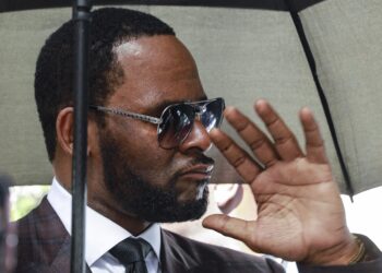 R. Kelly falta a audiencia por infección en dedo del pie