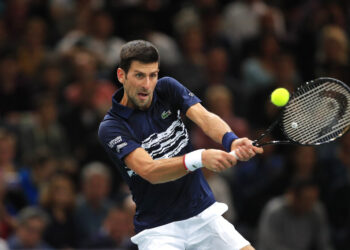 Djokovic arrasa a Tsitsipas y Garín cae en París