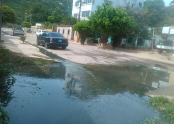 Habitantes de la calle 6 de Colinas del Neverí viven entre las cloacas