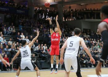 Michael Carrera seguirá en el baloncesto de Alemania