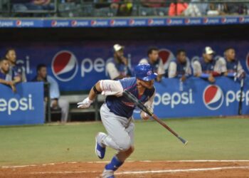 Tiburones derrotó a Caribes en maratónico encuentro