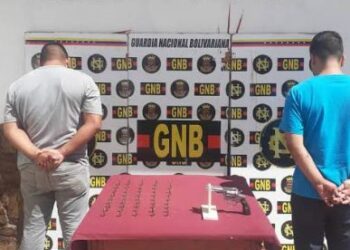 Aprehendieron a dos individuos con un arma de fuego y municiones