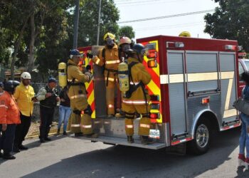 Bomberos extinguieron fuego en instalaciones eléctricas