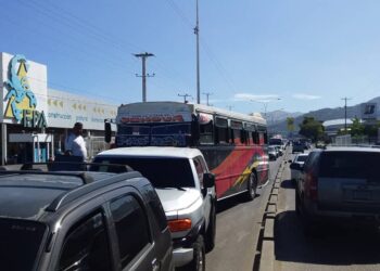 Choque entre autobús y camioneta causó congestión vehicular en la avenida Jorge Rodríguez