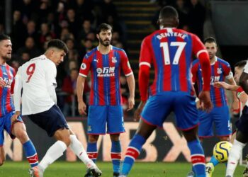 Liverpool continúa en la punta tras victoria agónica