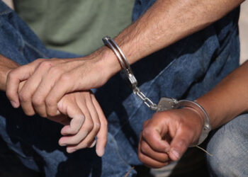 Atraparon a pareja por vender golosinas vencidas