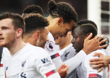 Liverpool ganó sobre el final y sostiene ventaja sobre City