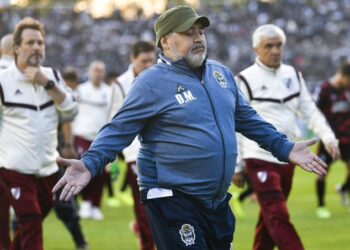 Tras dos meses en el banco Maradona renunció como técnico de Gimnasia La Plata