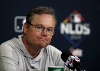 El mánager de San Luis Mike Shildt firma nuevo contrato