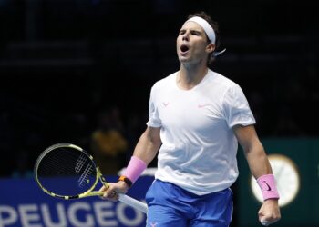 Nadal doblega a Tsitsipas y prende velas en la Copa Másters