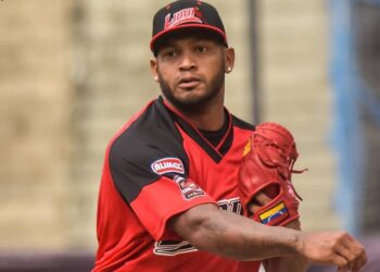 Molina y Quevedo lideraron el triunfo de Cardenales sobre Leones