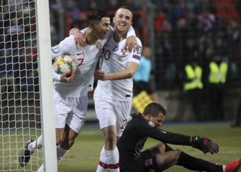 Cristiano anota su 99no gol y Portugal avanza a la Euro 2020