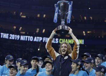 Tsitsipas supera a Thiem en tres sets y gana Copa Másters