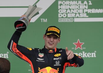 Verstappen gana GP de Brasil; los Ferrari se autodestruyen
