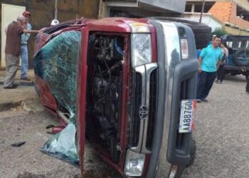 Una mujer salió herida en colisión con vuelco de camioneta
