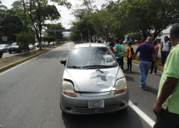 Mujer salió herida al ser arrollada por un carro cerca del elevado de Puerto La Cruz