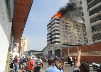 Incendio de penthouse causó pánico en barrio Bella Vista
