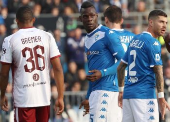 Detienen a extremistas por cartel racista contra Balotelli