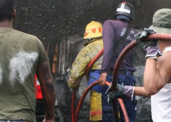 Bomberos sofocaron incendio de microbús