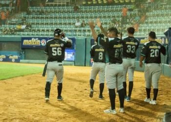 Keury De La Cruz guio a Bravos a un éxito sobre el inspirado Tiburones