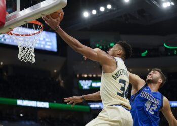 Mavs cortan racha de 18 triunfos de Bucks