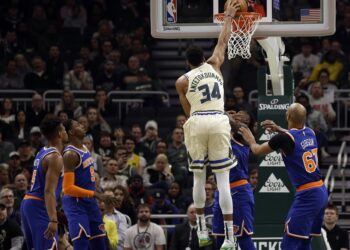 Giannis  Antetokounmpo  aporta ‘doble doble’; Bucks arrollan a Knicks