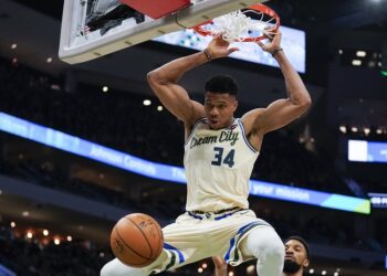 Bucks supera a Magic; hilvana 15ta victoria