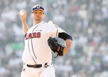 Tras larga travesía, Lindblom se une a Cerveceros por tres años