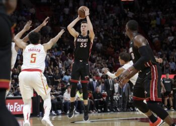 Heat despierta en la prórroga y doblega a Hawks