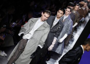 Dior ofreció espectáculo de ropa masculina impregnado de alta costura