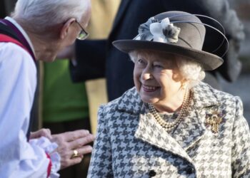 Simpatizantes saludan a la reina después del anuncio de Harry y Meghan