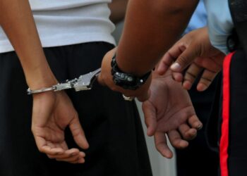 Arrestaron a un hombre por golpear a una mujer