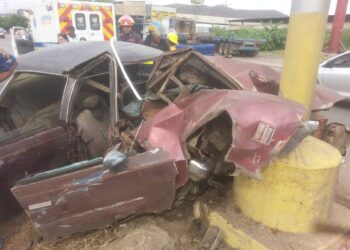 Tres heridos dejó choque de carro contra poste de alumbrado público