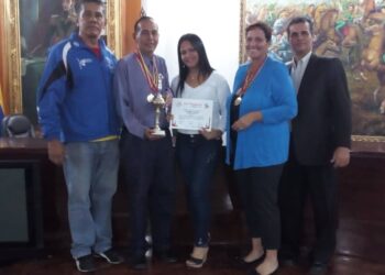 Asobanz entregó premios Julio Bolívar