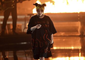 Billie Eilish interpreta el tema central de James Bond