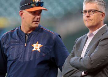 Hinch ofrece disculpas y acepta la decisión tras informe de MLB por robo de señas de los Astros