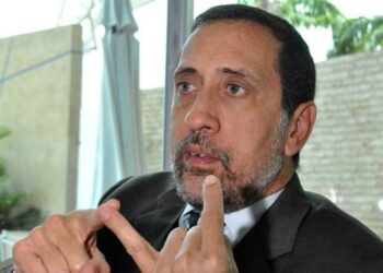 Economista afirma que el bolívar experimenta una caída de 40%