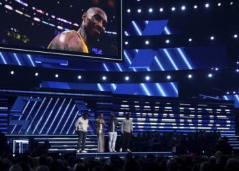 Alicia Keys y Boyz II Men homenajearon a Kobe Bryant en inicio de los Grammy 2020