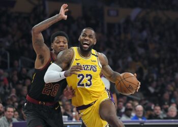 James comandó el triunfo de Lakers sobre Cavaliers