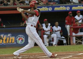 Linares comandó el éxito de Cardenales sobre Caribes en el comienzo de la final