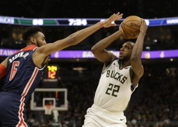 Middleton brilla con 51 puntos; Bucks arrolla sin Antetokounmpo