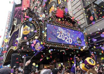 Besos, aplausos y pirotecnia para recibir el año en NYC