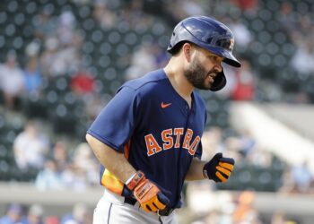 Altuve, abucheado y golpeado al debutar en pretemporada (+Videos)