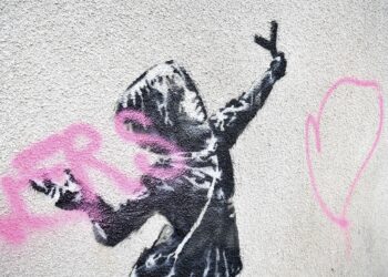 Protegen mural de Banksy que fue vandalizado en Gran Bretaña