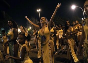 Bailarines de samba extranjeros exportan el Carnaval de Río