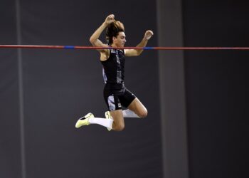 Duplantis vuelve a romper récord de salto de pértiga