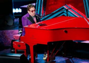 Elton John acorta concierto en Nueva Zelanda por neumonía