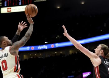 Blazers derrota a Heat y amarga debut de Iguodala