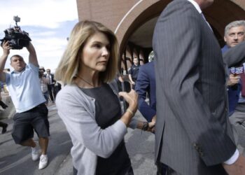 Loughlin, Giannulli piden postergar juicio hasta 2021