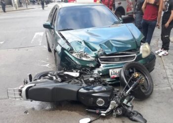 Arrollaron a dos trabajadores del sitio web Punto de Corte en Caracas